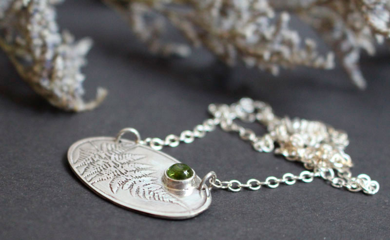 Scent of the undergrowth, fern necklace in silver and peridot