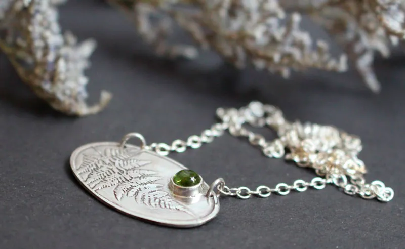 Scent of the undergrowth, fern necklace in silver and peridot