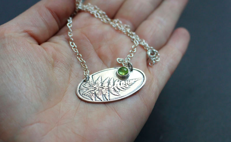 Scent of the undergrowth, fern necklace in silver and peridot