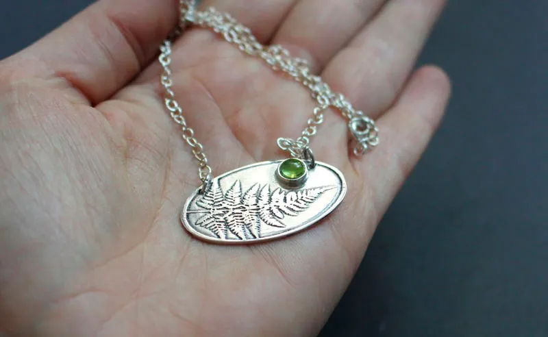 Scent of the undergrowth, fern necklace in silver and peridot
