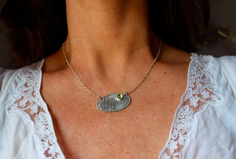 Scent of the undergrowth, fern necklace in silver and peridot