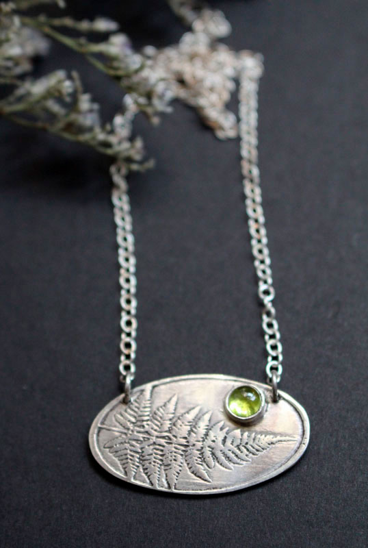 Scent of the undergrowth, fern necklace in silver and peridot