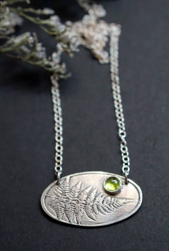 Scent of the undergrowth, fern necklace in silver and peridot