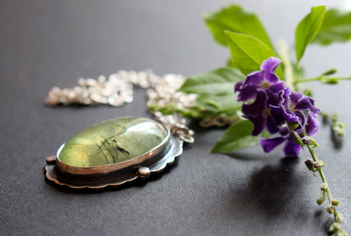 Serephina, Baroque long necklace in sterling silver and prehnite