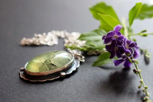 Serephina, Baroque long necklace in sterling silver and prehnite