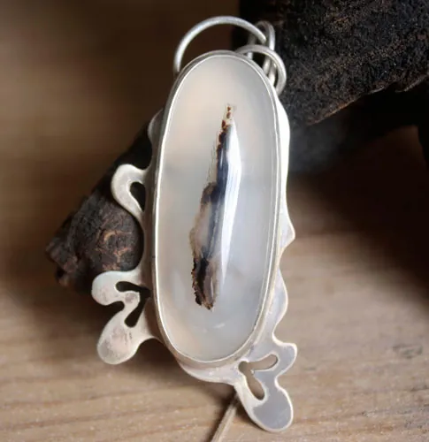 Shiroi ha, white oak leaf pendant in silver and dendritic agate
