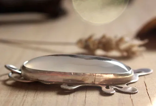 Shiroi ha, white oak leaf pendant in silver and dendritic agate