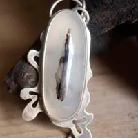 Shiroi ha, white oak leaf pendant in silver and dendritic agate