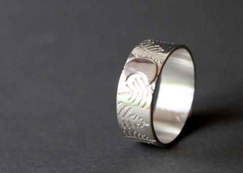 Silver fern, Maori legend ring in silver and white labradorite