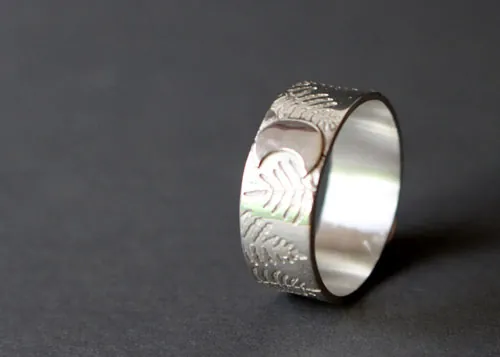Silver fern, Māori legend ring in silver and white labradorite