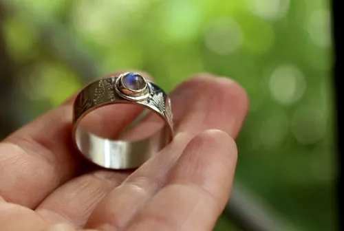 Silver fern, Māori legend ring in silver and white labradorite