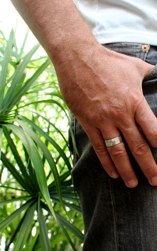 Silver fern, Maori legend ring in silver and white labradorite