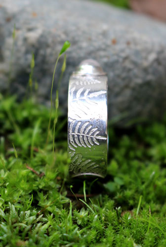 Silver fern, Maori legend ring in silver and white labradorite