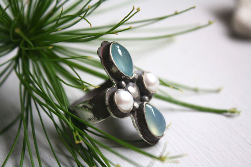 Sirocco, Tuareg compass rose ring in silver, chalcedony and cultured pearl