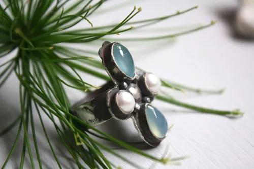 Sirocco, Tuareg compass rose ring in silver, chalcedony and cultured pearl