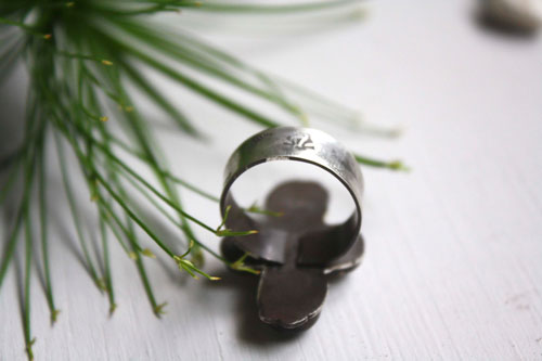 Sirocco, Tuareg compass rose ring in silver, chalcedony and cultured pearl