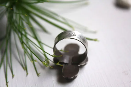 Sirocco, Tuareg compass rose ring in silver, chalcedony and cultured pearl