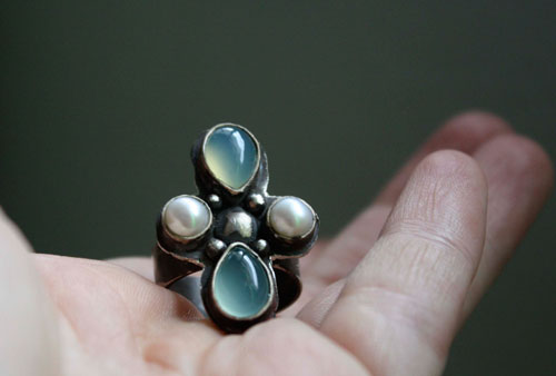 Sirocco, Tuareg compass rose ring in silver, chalcedony and cultured pearl