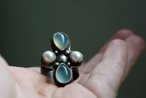 Sirocco, Tuareg compass rose ring in silver, chalcedony and cultured pearl