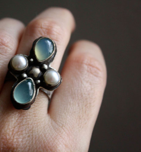 Sirocco, Tuareg compass rose ring in silver, chalcedony and cultured pearl