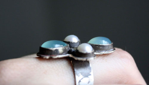 Sirocco, Tuareg compass rose ring in silver, chalcedony and cultured pearl