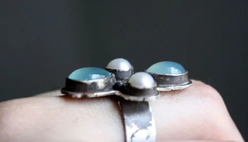 Sirocco, Tuareg compass rose ring in silver, chalcedony and cultured pearl