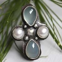 Sirocco, Tuareg compass rose ring in silver, chalcedony and cultured pearl