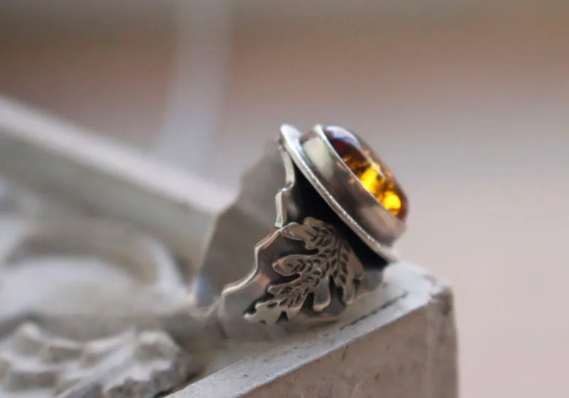 Small gold leaf, warm colored ring in silver and amber