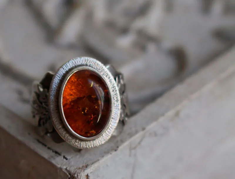 Small gold leaf, warm colored ring in silver and amber