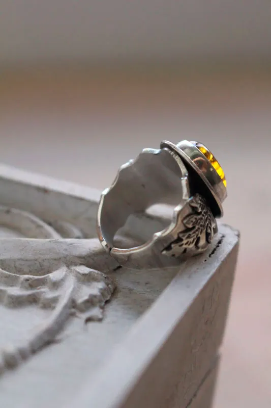Small gold leaf, warm colored ring in silver and amber