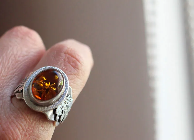 Small gold leaf, warm colored ring in silver and amber