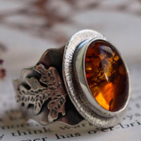 Small gold leaf, warm colored ring in silver and amber