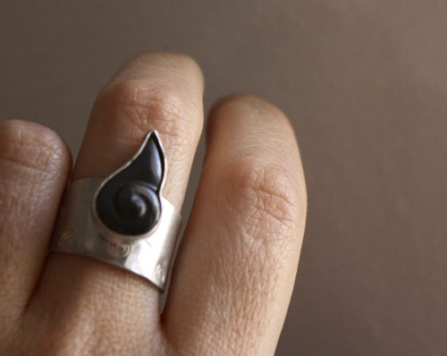 Snigill, infinity snail ring in sterling silver and rainbow obsidian