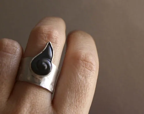 Snigill, infinity snail ring in sterling silver and rainbow obsidian