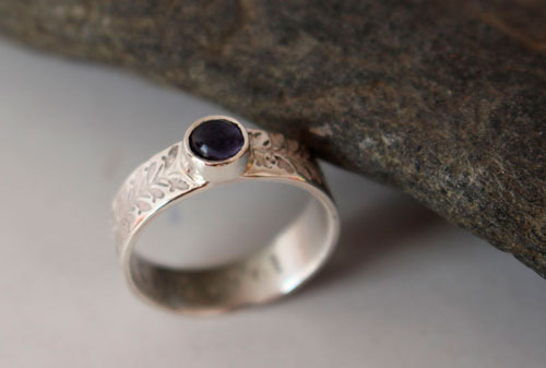 Symbol, ivy ring in sterling silver and iolite
