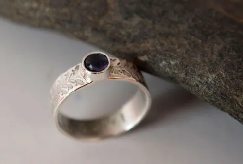 Symbol, ivy ring in sterling silver and iolite