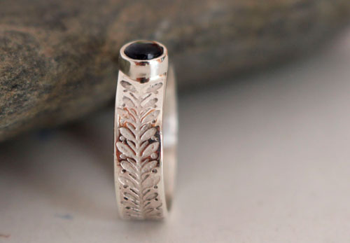Symbol, ivy ring in sterling silver and iolite