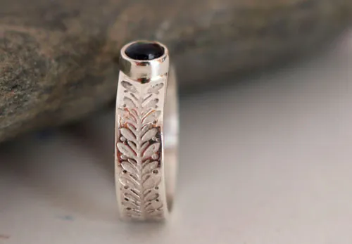 Symbol, ivy ring in sterling silver and iolite