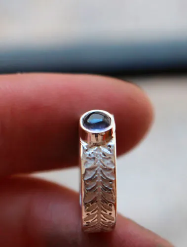 Symbol, ivy ring in sterling silver and iolite