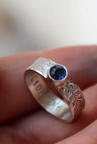 Symbol, ivy ring in sterling silver and iolite