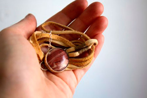 Shina, red sand bracelet in silver, leather and picture jasper