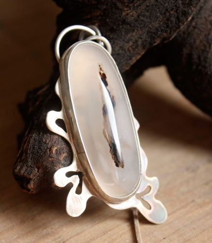 Shiroi ha, white oak leaf pendant in silver and dendritic agate
