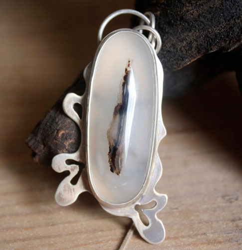 Shiroi ha, white oak leaf pendant in silver and dendritic agate