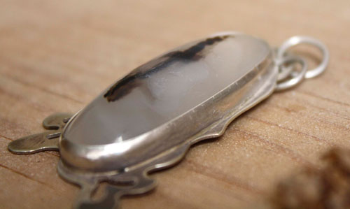 Shiroi ha, white oak leaf pendant in silver and dendritic agate