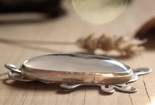 Shiroi ha, white oak leaf pendant in silver and dendritic agate