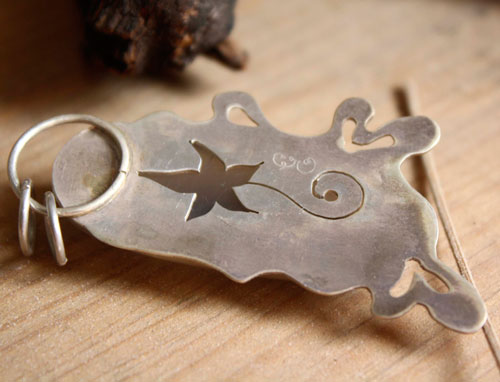 Shiroi ha, white oak leaf pendant in silver and dendritic agate