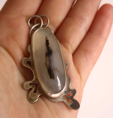 Shiroi ha, white oak leaf pendant in silver and dendritic agate