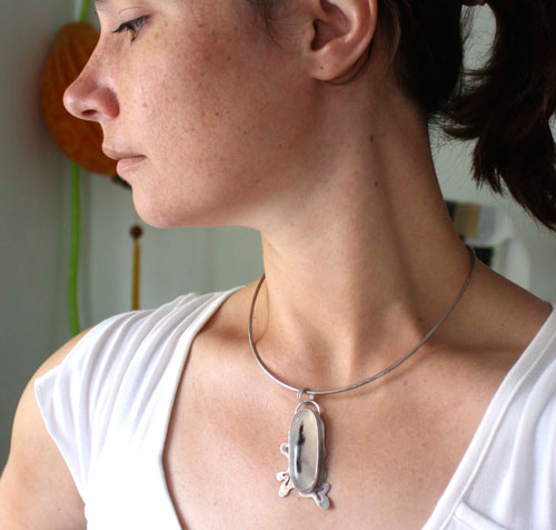 Shiroi ha, white oak leaf pendant in silver and dendritic agate