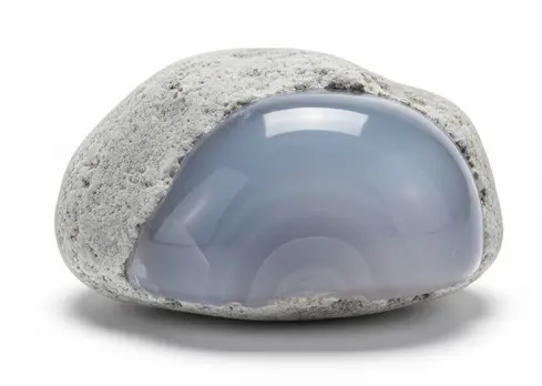 Chalcedony: history and healing properties
