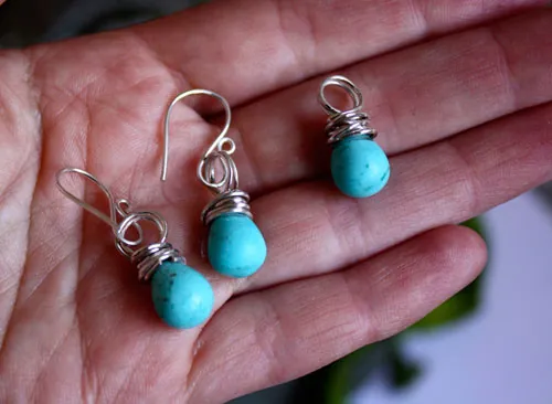 Tana, blood of the earth earrings and pendant in silver and magnesite